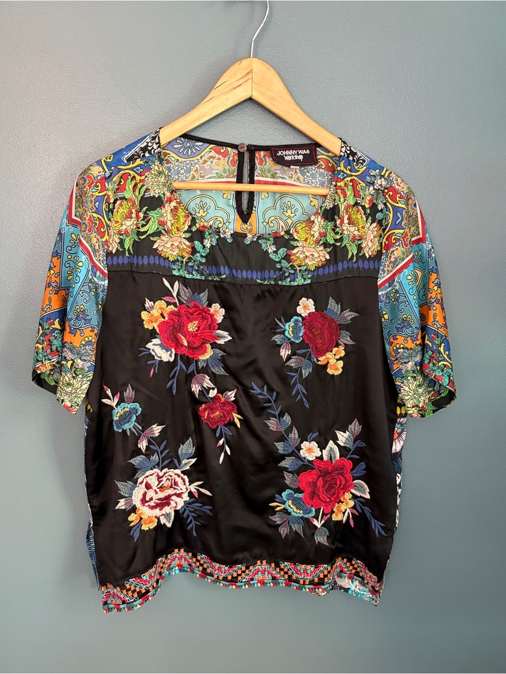 Johnny Was Workshop Women’s Silk Embroidered Floral Blouse Size M